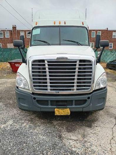 Used 2013 Freightliner Cascadia Semi Truck