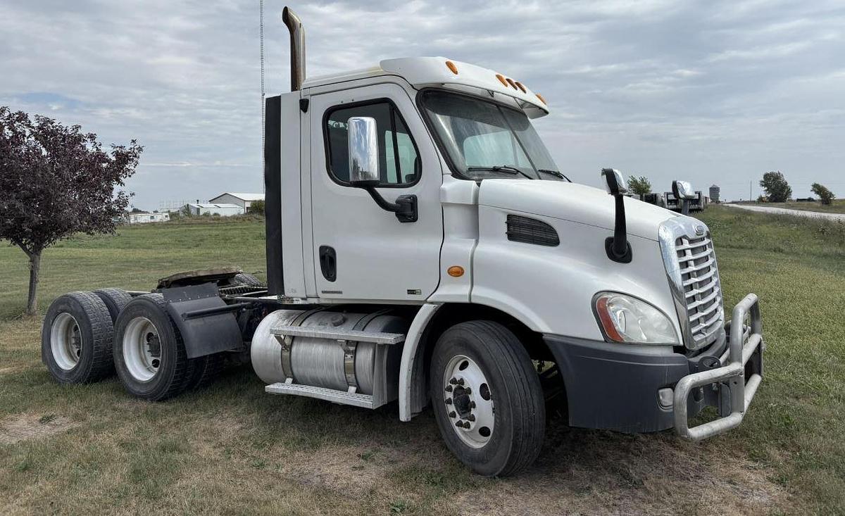 Used 2012 Freightliner Cascadia 113 Day Cab Semi Truck