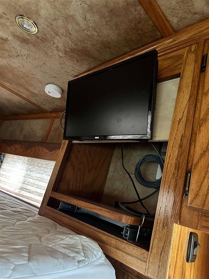 Used 2006 Cimarron Norstar Three Horse with Living Quarters