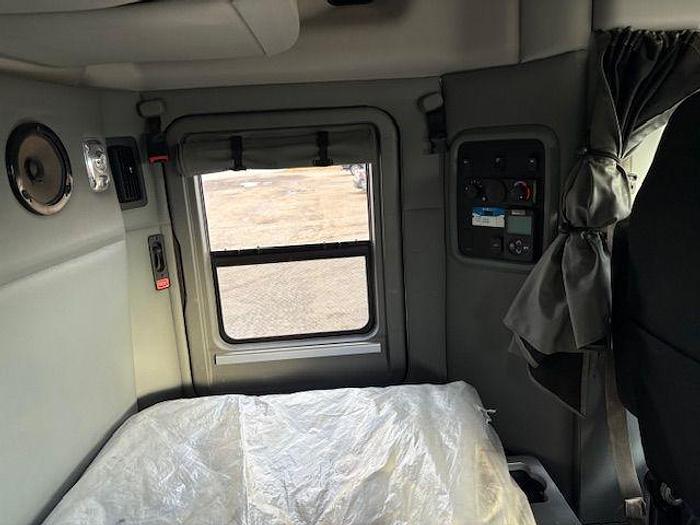 Used 2021 KENWORTH T880 Sleeper Semi Truck
