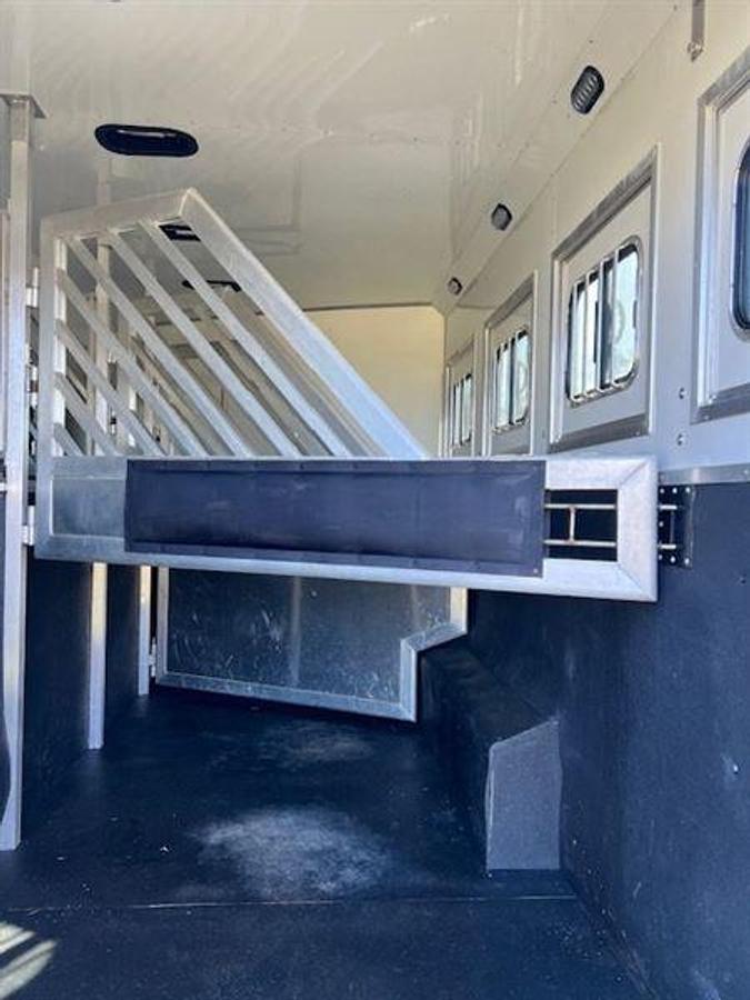 Used 2020 Lakota Bighorn 4 Horse w/ Living Quarters