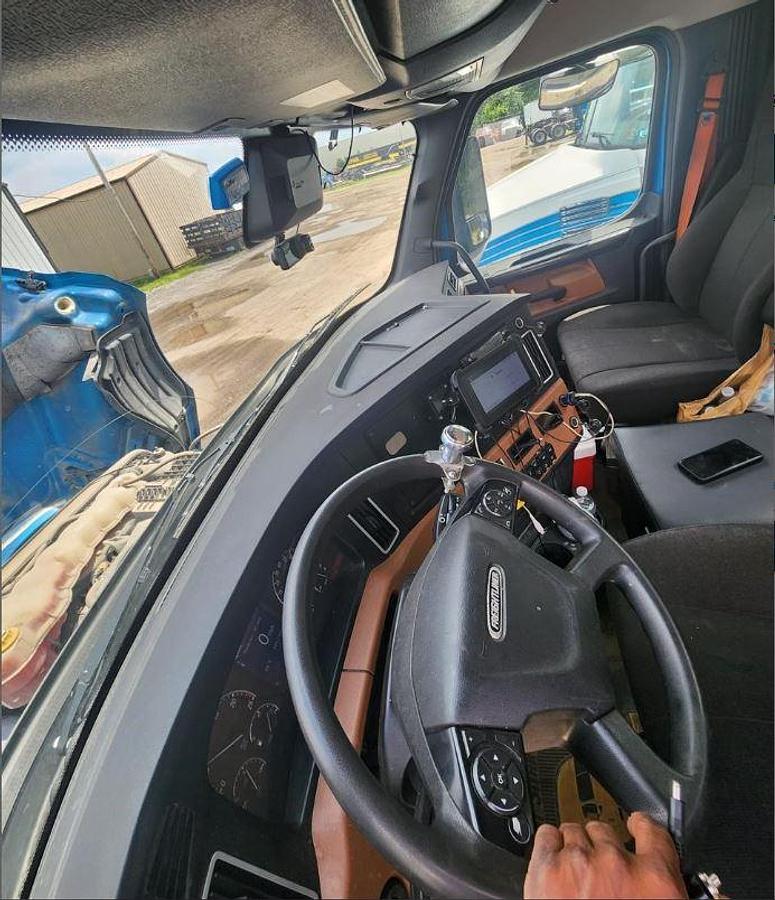 Used 2023 Freightliner Cascadia 126