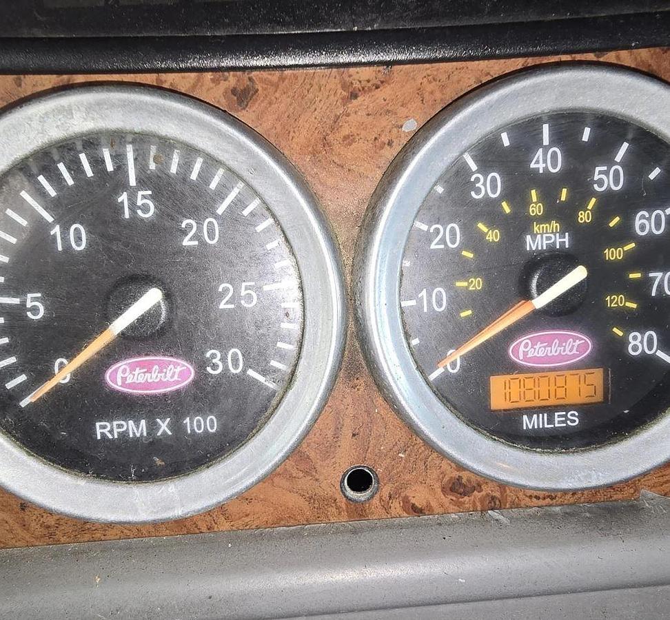 Used 2005 Peterbilt 387 Sleeper Semi Truck