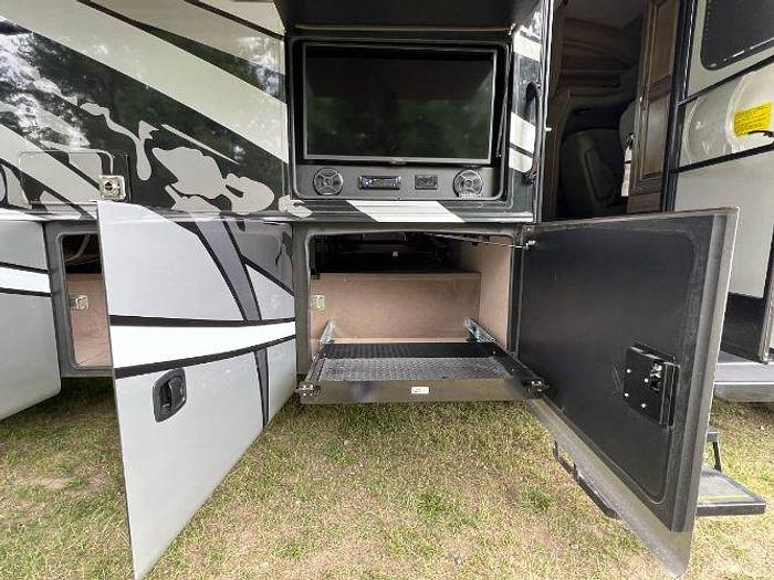 Used 2022 Jayco Seneca 37K