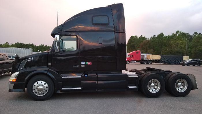 Used 2013 Volvo Sleeper Truck
