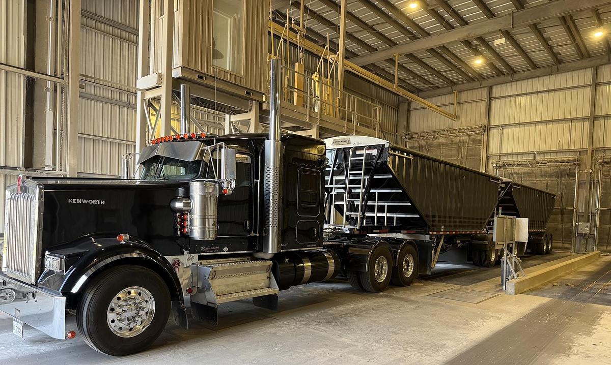 Used 2025 Kenworth W900 Sleeper Semi Truck 565 HP Cummins