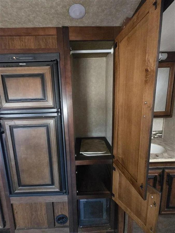 Used 2016 Bison Premier Coach 3 Horse