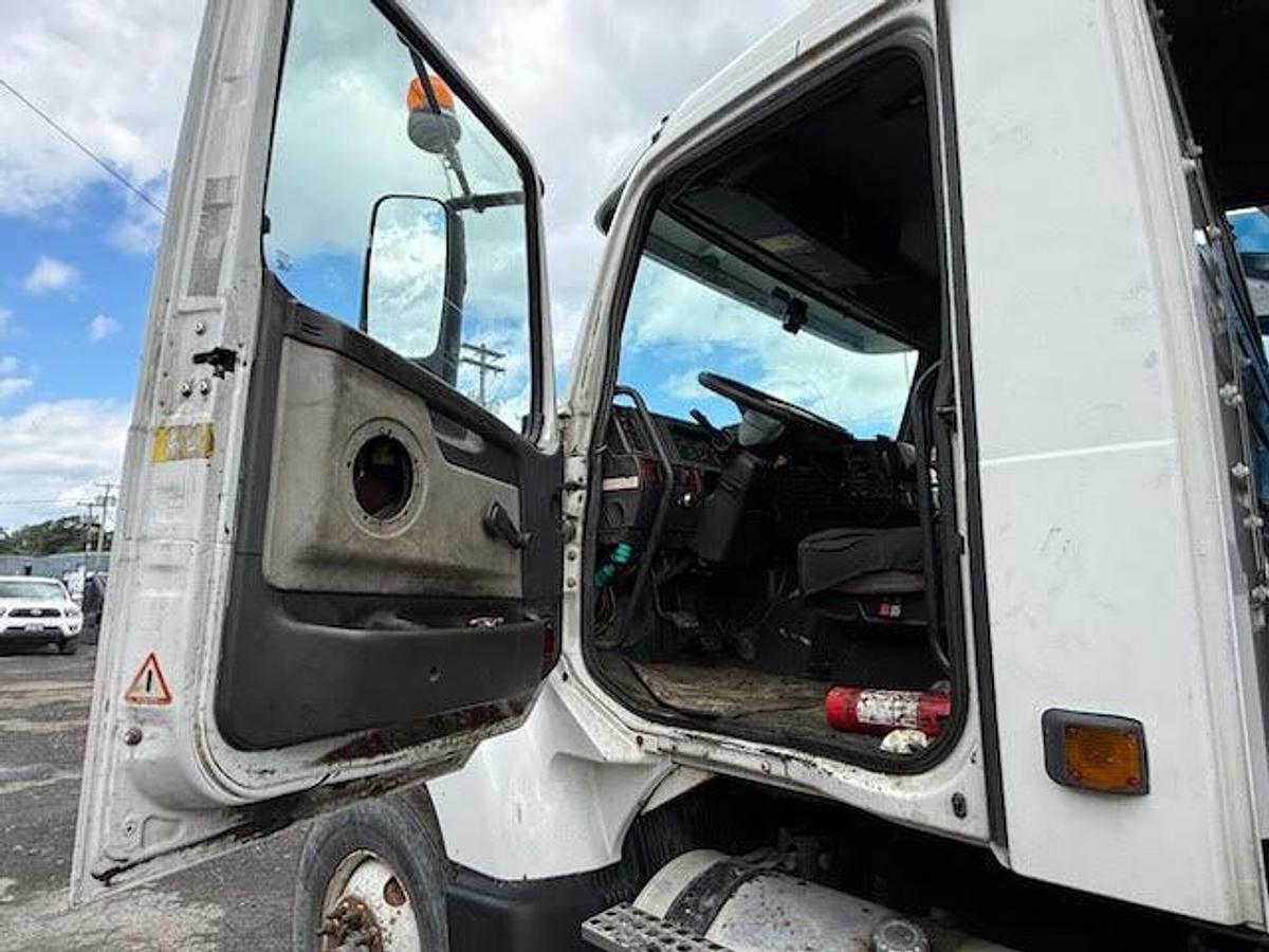 Used 2002 Volvo Dump Truck