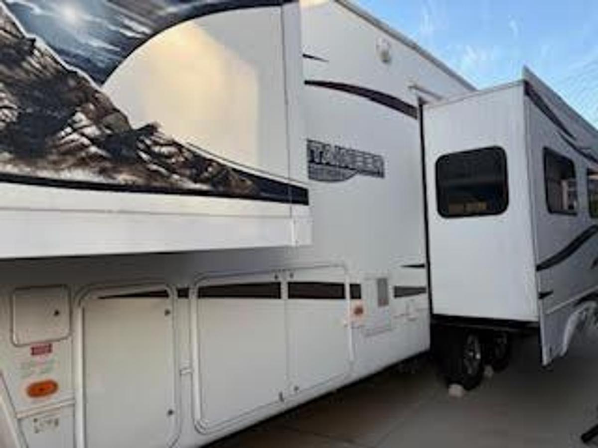 Used 2010 Keystone Montana Mountaineer Fifth Wheel