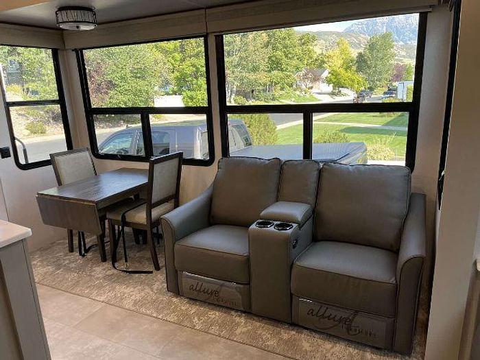 Used 2023 Palomino Columbus 379MB