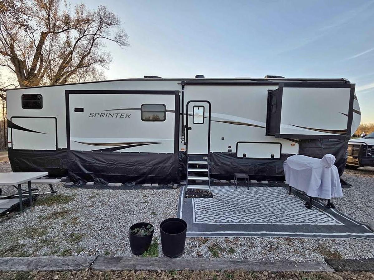 Used 2021 Keystone Sprinter Limited 3620FWLBH Fifth Wheel – Bunkhouse – Washer & Dryer – Custom Skirting – Full-Time Ready