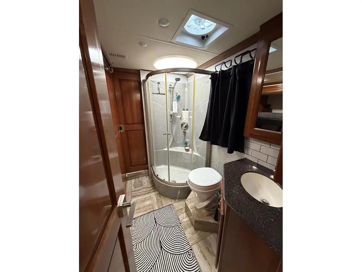 Used 2018 Fleetwood Discovery LXE 40G