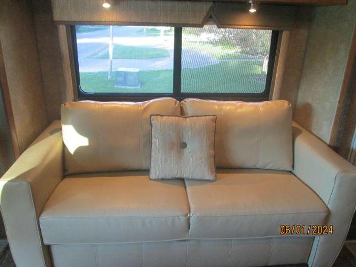 Used 2013 Winnebago Vista 30T