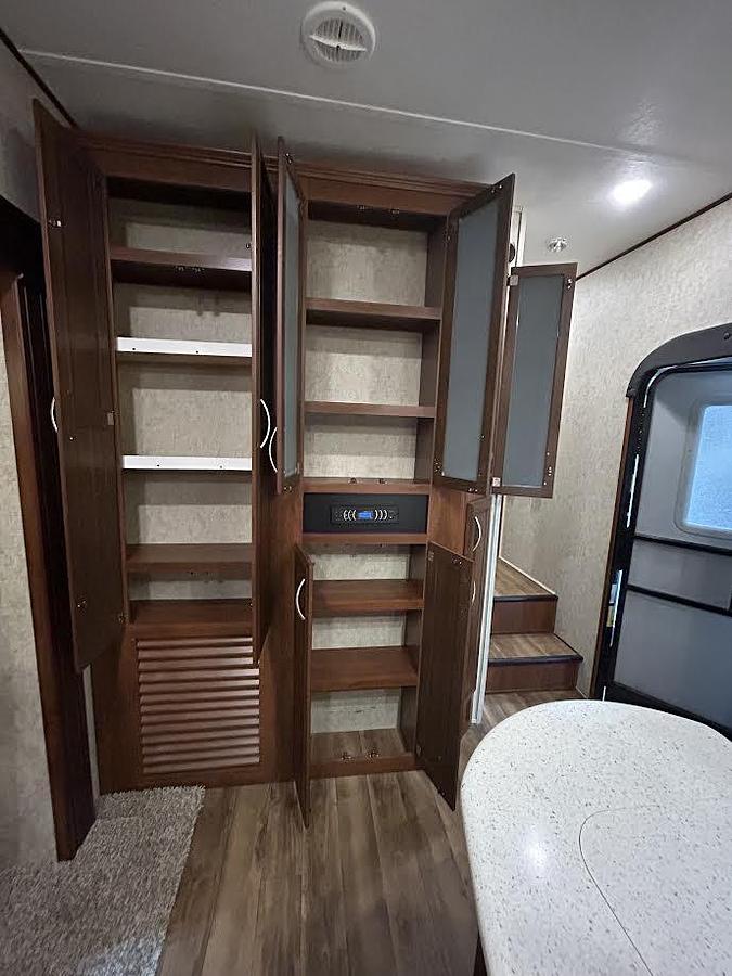 Used 2017 Forest River Wildcat 29RLX Fifth Wheel