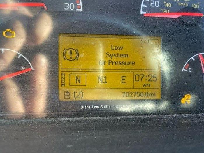 Used 2014 Volvo VNL6400 Sleeper Truck