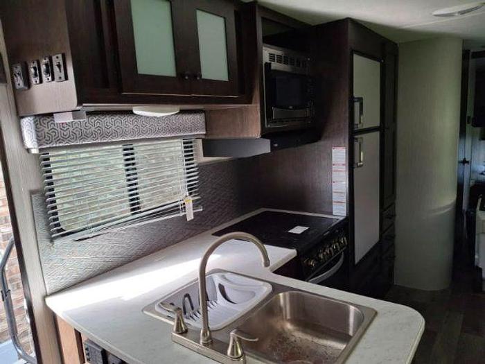 Used 2021 Heartland Pioneer PI BH 305