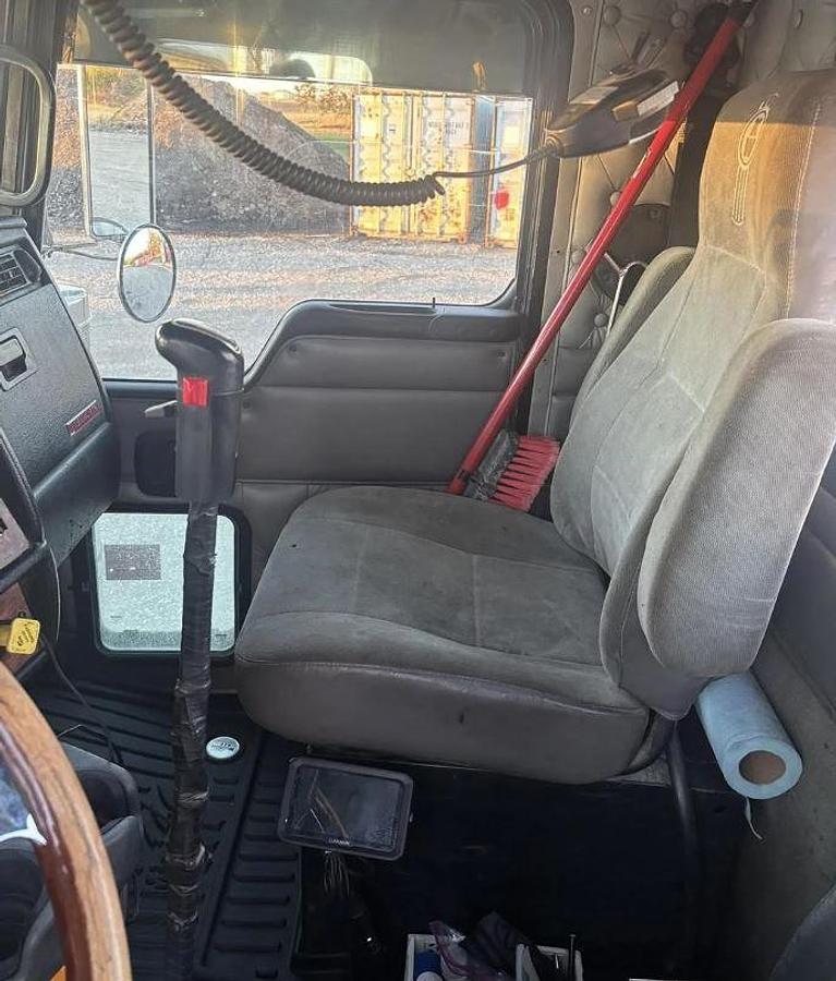 Used 2005 Kenworth W900L Sleeper Semi Truck