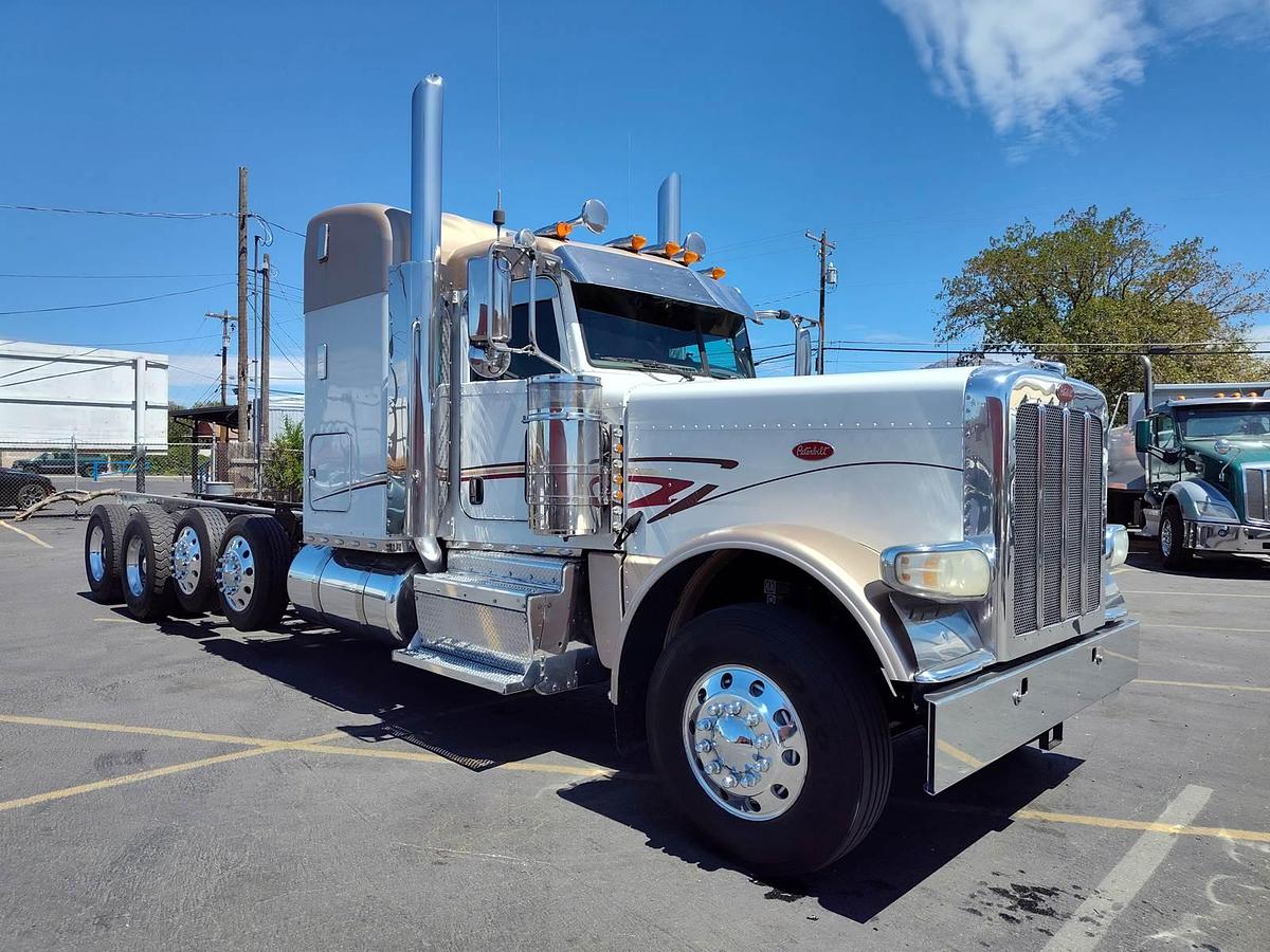 Used 2015 Peterbilt 389 Sleeper Semi Truck