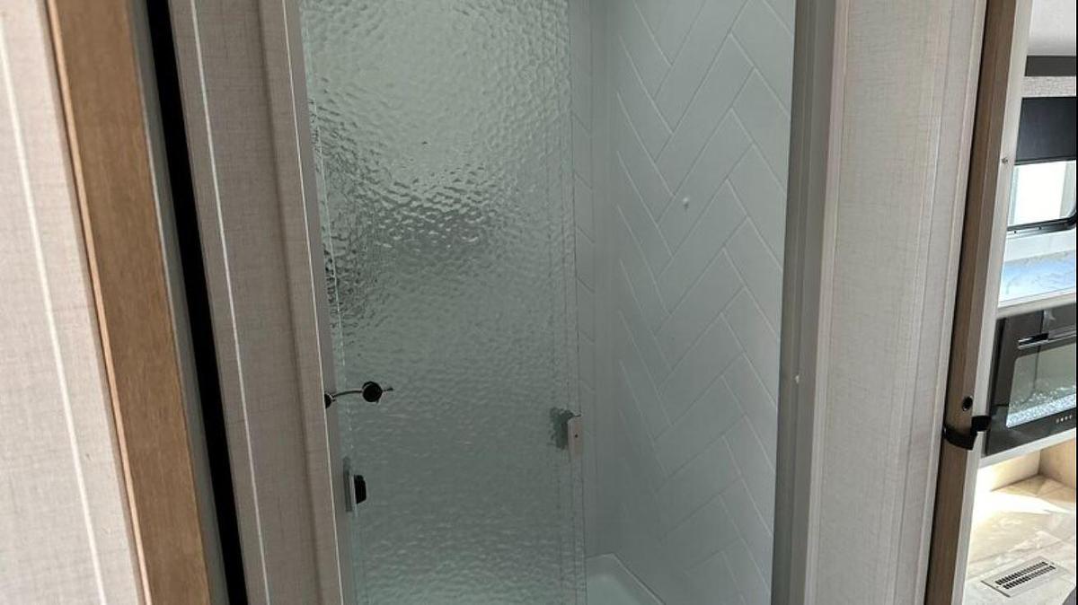 Used 2024 Dutchmen Kodiak Ultimate 2921FKDS