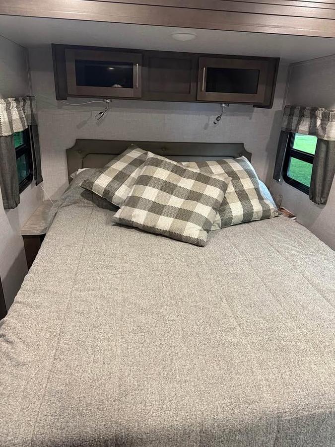 Used 2021 Forest River Flagstaff 29RLBS