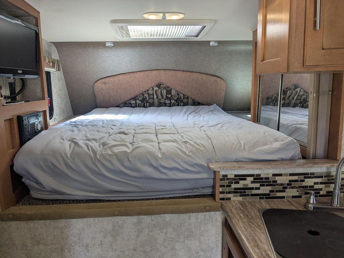 Used 2016 Adventurer 89RVS Motorhome