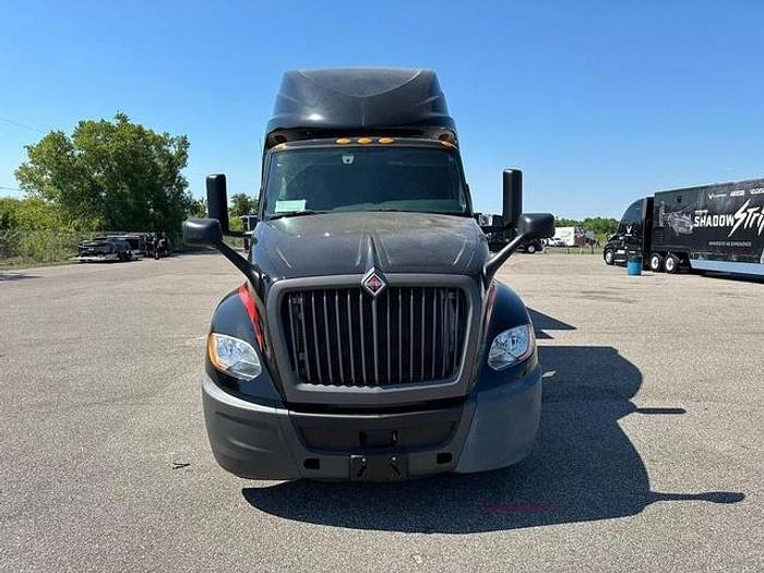 Used 2020 International LT625 2004 53' Stacker Trailer