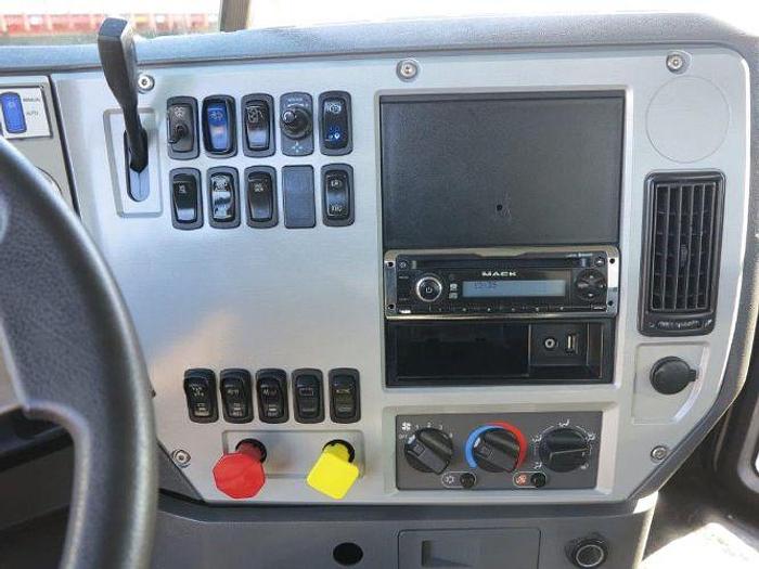 Used 2015 Mack Pinnacle CXU613