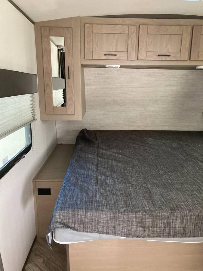 Used 2021 Cruiser RV Shadow Cruiser 225RBS Travel Trailer • 26 Ft • Queen Bed • Rear Bath