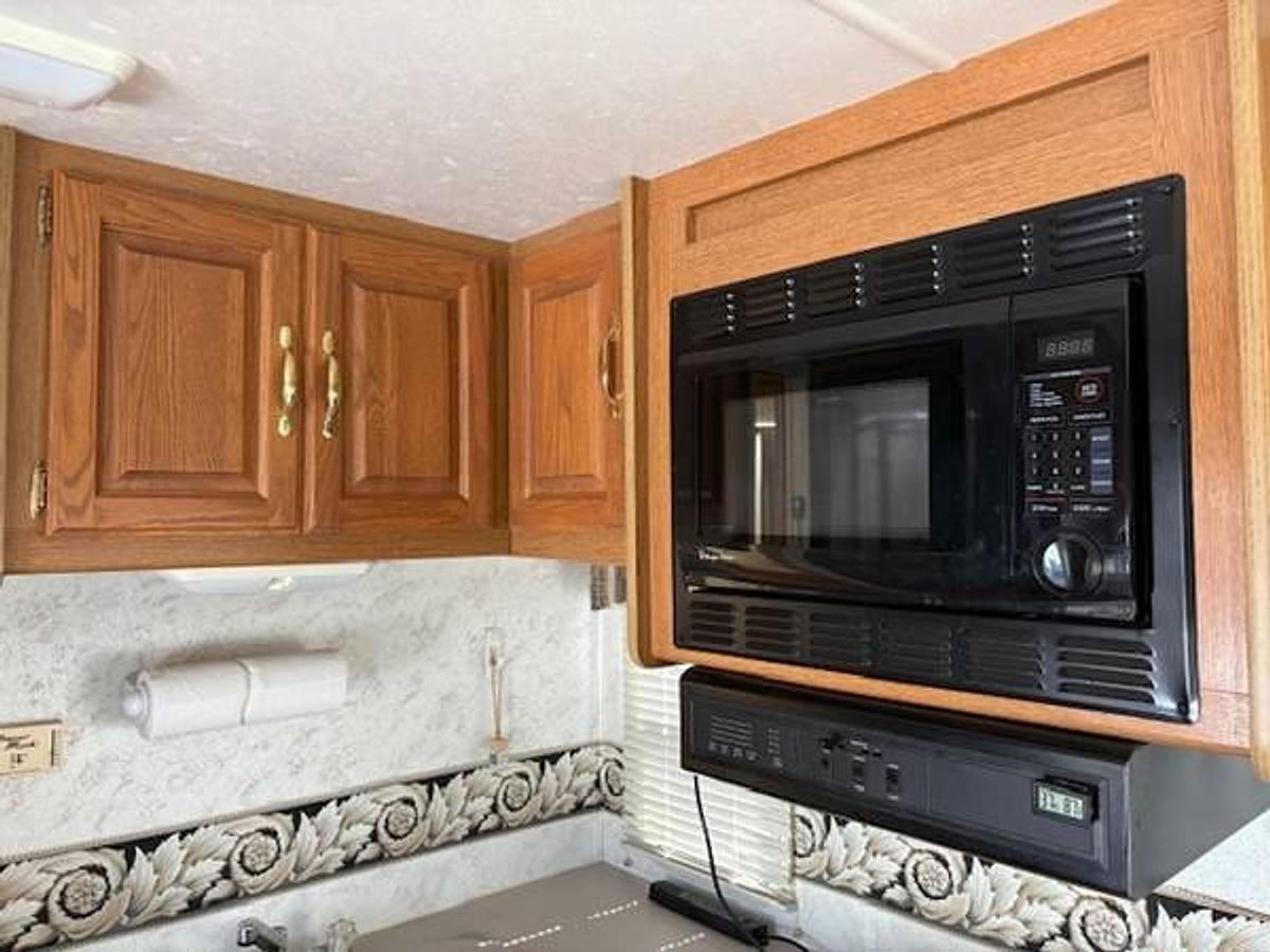 Used 2001 Four Winds Hurricane 