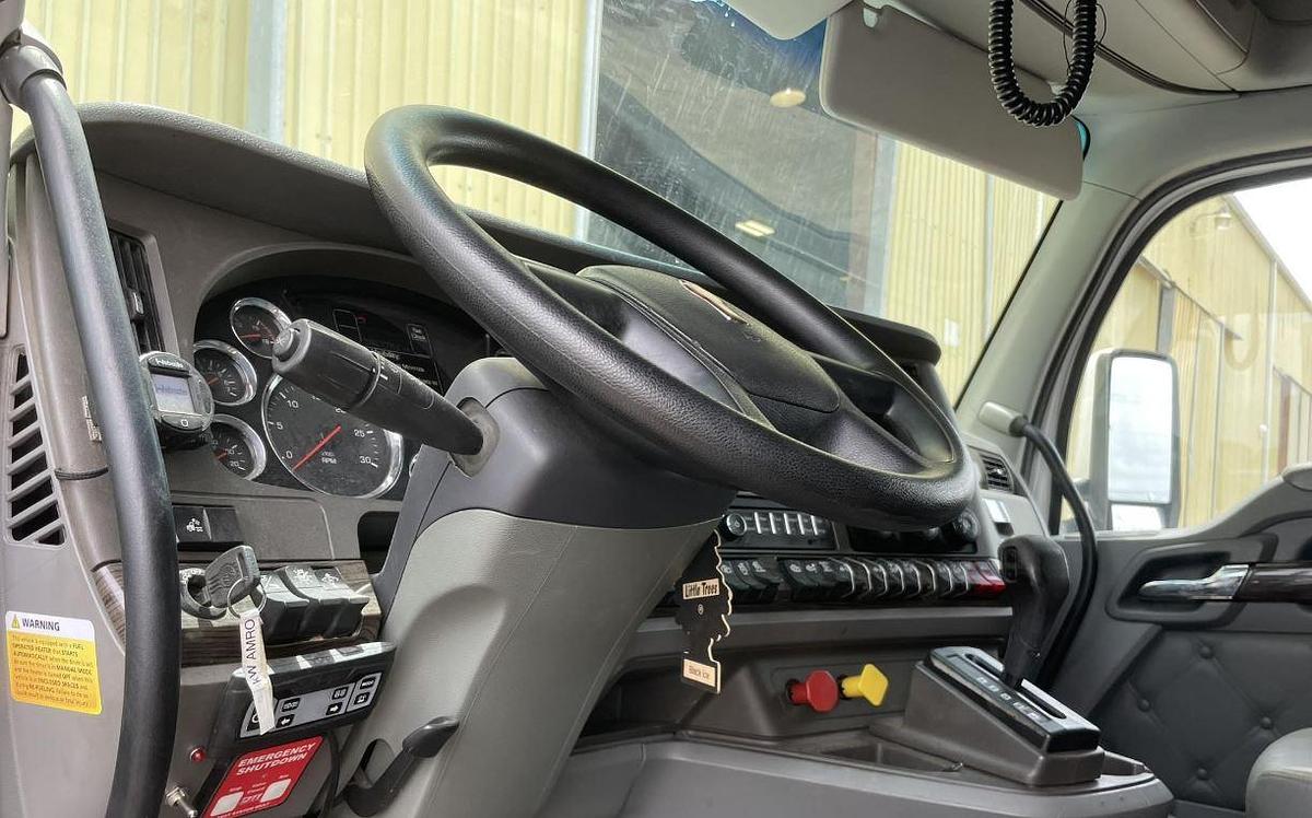 Used 2015 Kenworth T880 Sleeper Semi Truck