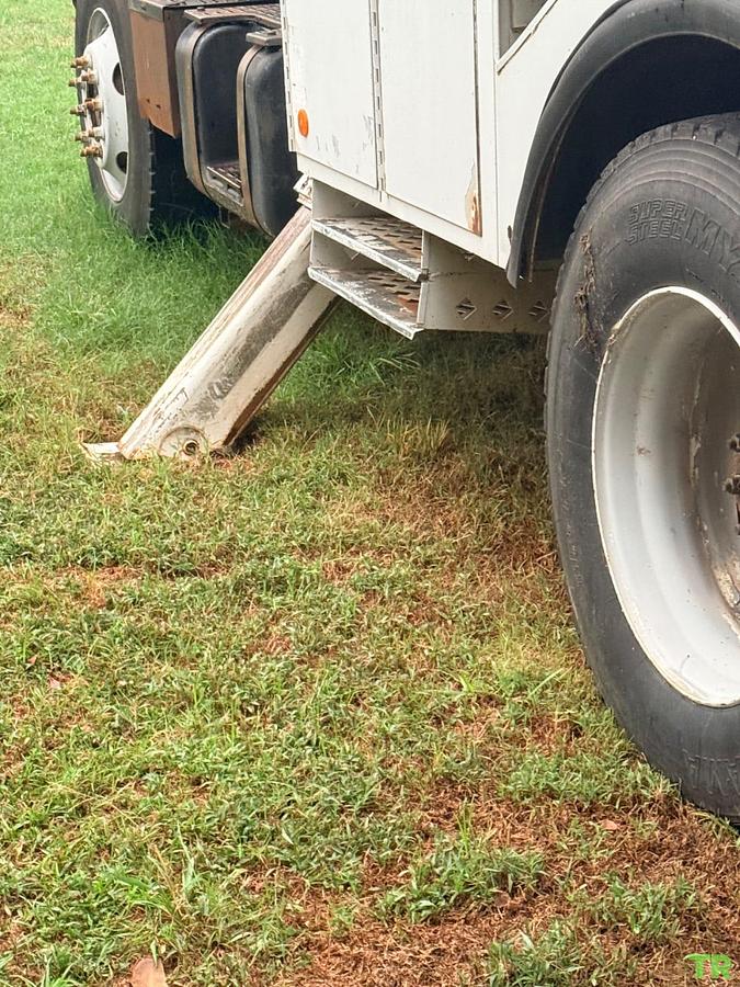 Used 2000 Chevrolet 7500 Bucket Truck