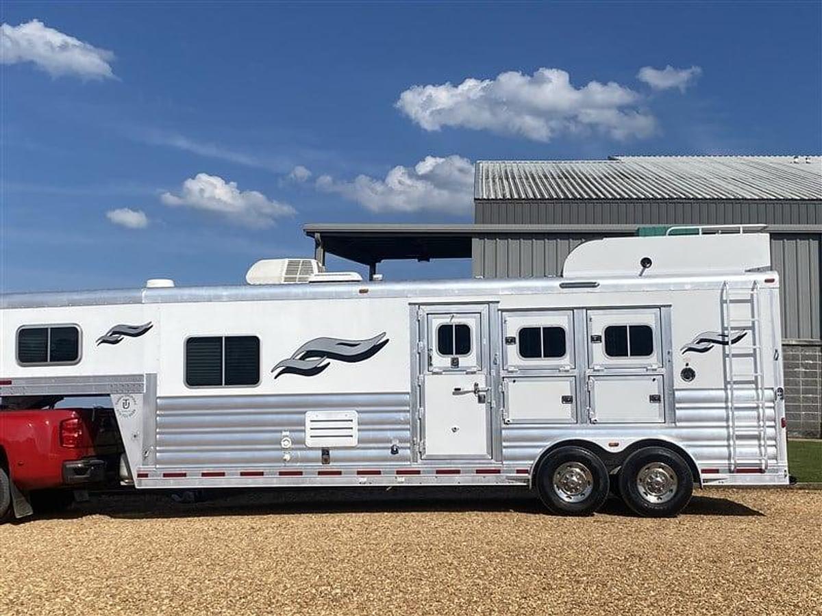 Used 2019 Platinum 3 Horse Trailer with Living Quarters