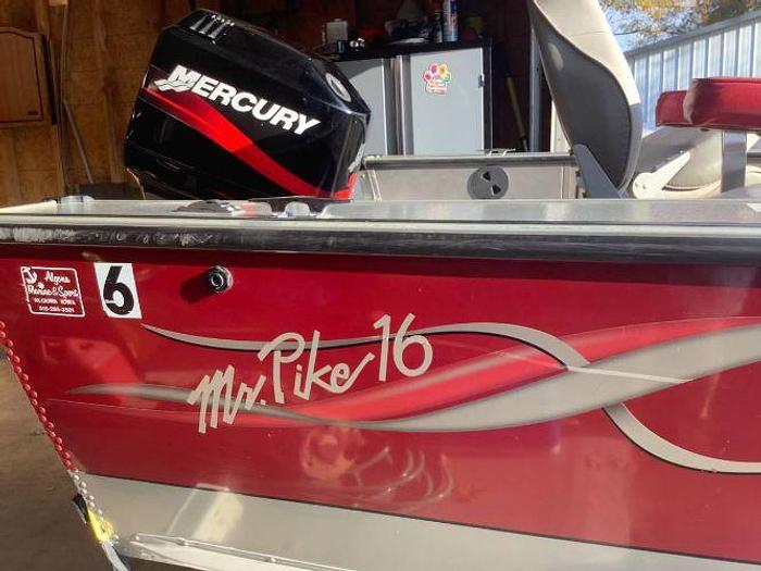 Used 2001 LUND Mr Pike