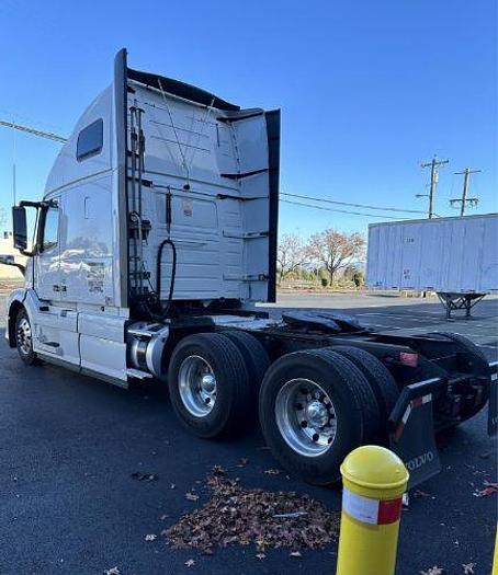 Used 2015 Volvo VNL64T670