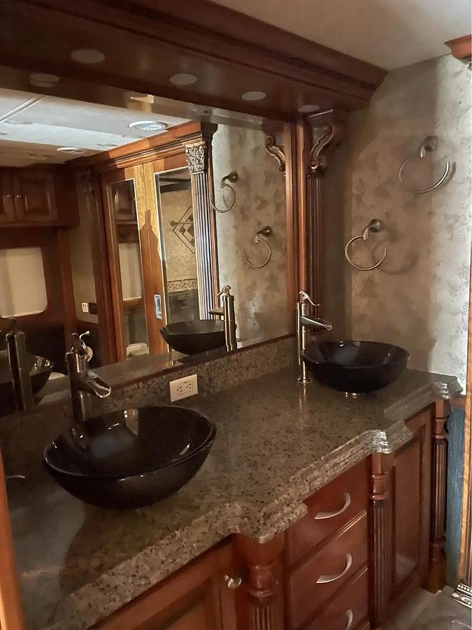 Used 2010 Tiffin Zephyr 45QBZ Class A Diesel Motorhome