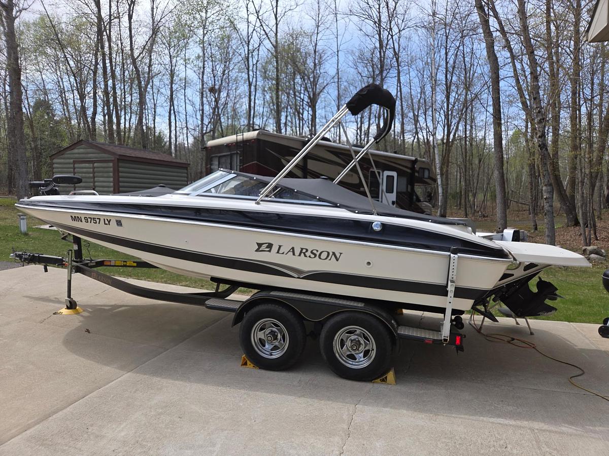 Used 2006 Larson 204 Escape Deck Boat