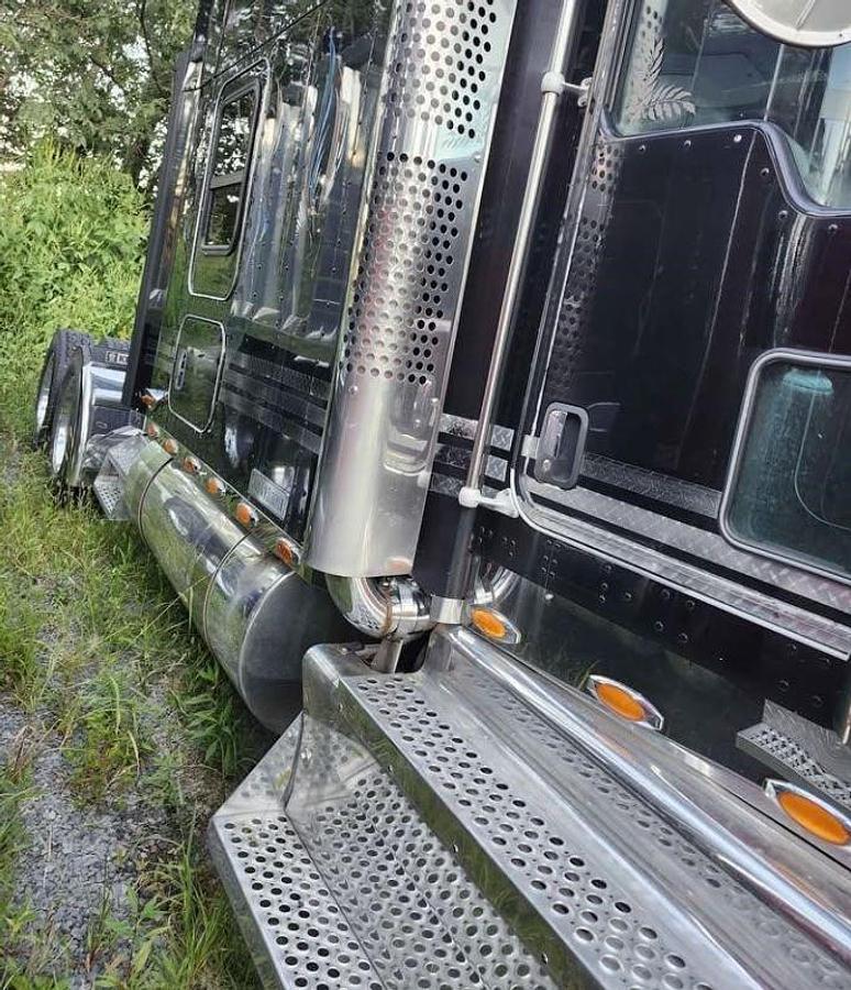 Used 2012 Kenworth W900L Sleeper Semi Truck