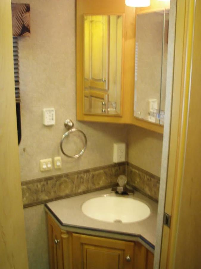 Used 2007 Newmar Dutch Star 4320 and Stacker Trailer