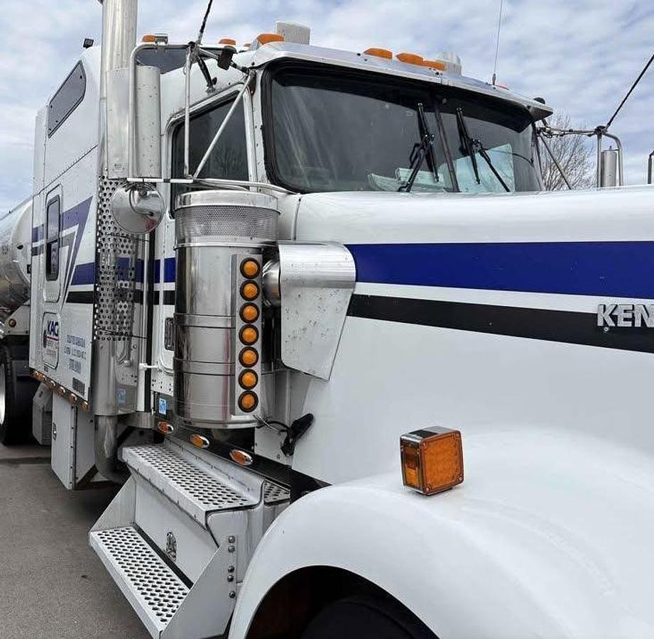 Used 2002 Kenworth W900 Sleeper Truck