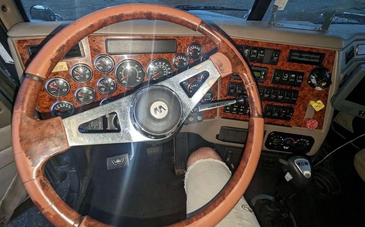 Used 2006 Western Star 4900 Conventional Sleeper Cab