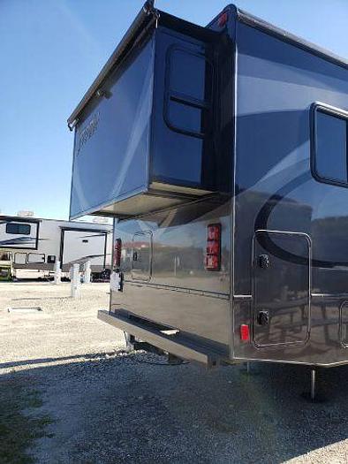 Used 2014 Fleetwood Storm 28F
