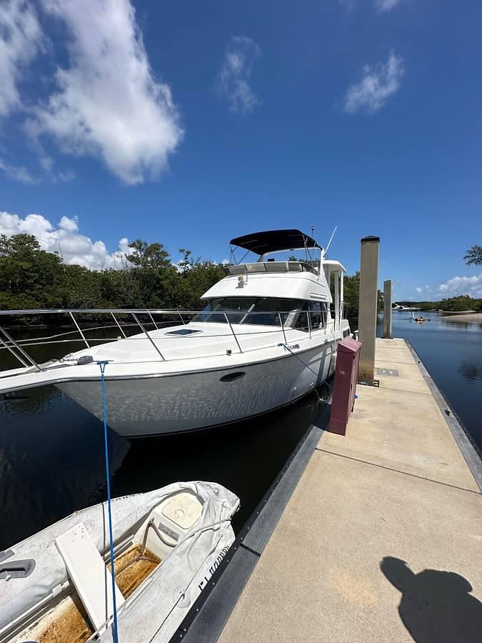 Used 1995 Carver 390 Aft Cabin Cruiser