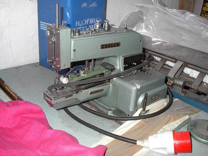Gebraucht Knopfannähmaschine CONSEW Kl. 240 de Luxe .