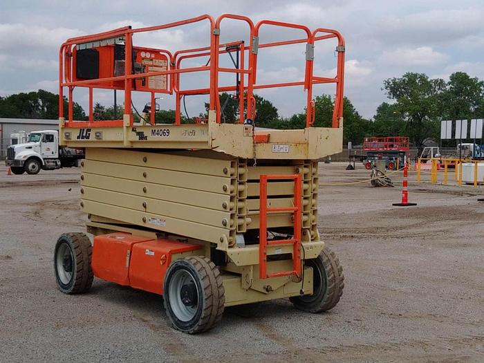 Used Scissor Lift-40' 4Wd Hybrid Electric