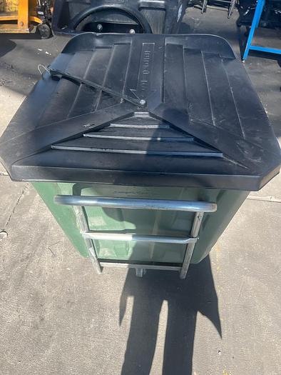 Used 96 GALLONS HEAVY DUTY PLASTIC WHEELED TRASH CAN WITH LID !