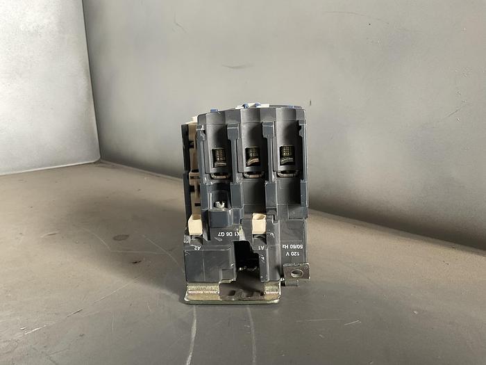 Used SCHNEIDER ELECTRIC CONTACTOR 3 POLE; LC1D40 !