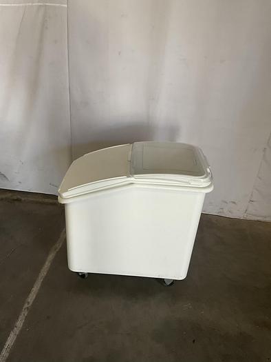 Used RUBBERMAID WHITE INGREDIENT BIN WITH LID
