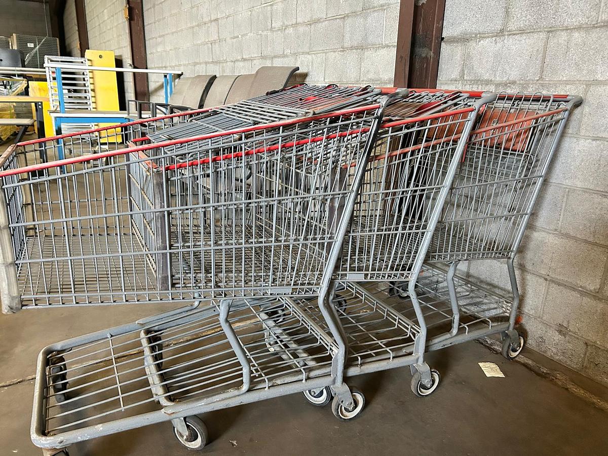 Used LARGE SHOOPING CARTS