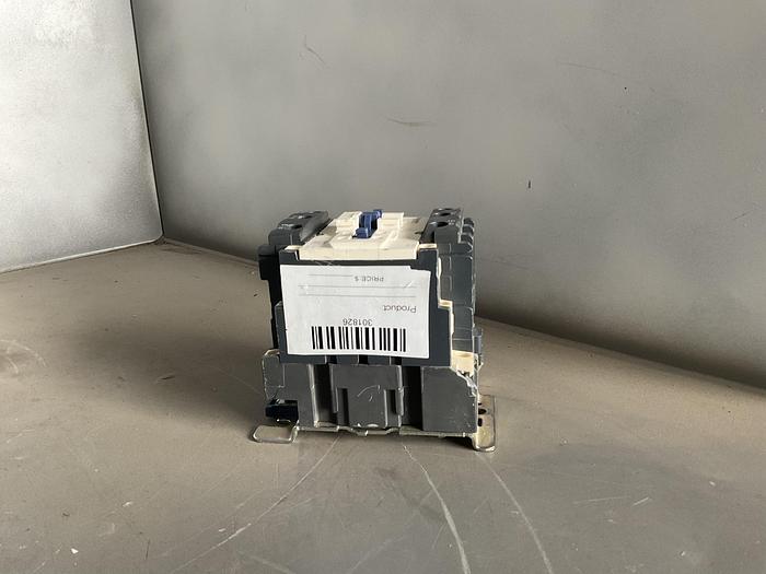 Used SCHNEIDER ELECTRIC CONTACTOR 3 POLE; LC1D40 !