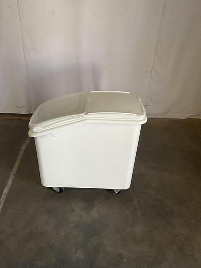 Used RUBBERMAID WHITE INGREDIENT BIN WITH LID